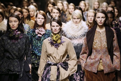 ブロケード、ジャガード、刺繍やビーズを自在に組み合わせて、「ドリス ヴァン ノッテン」15/16秋冬