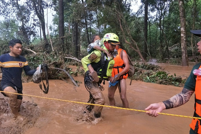 タイ洞窟の救助班、今度はダム決壊のラオスで救出活動