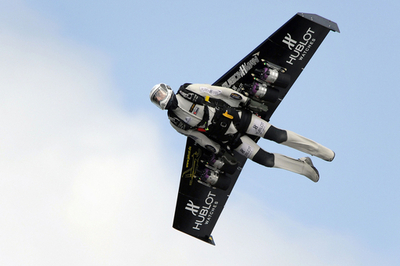鳥か？飛行機か？スイス人冒険家がジェットの「翼」で飛行に成功
