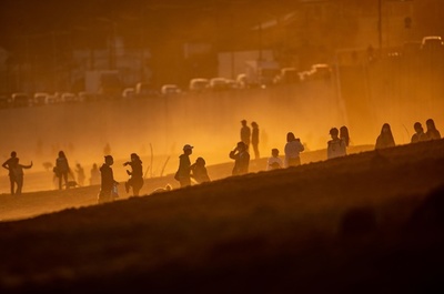 GWの鎌倉 ビーチには観光客やサーファーの姿