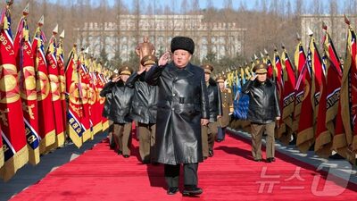 北朝鮮・金正恩総書記、国防省で将兵と記念撮影…建軍節の控えめな祝賀行事