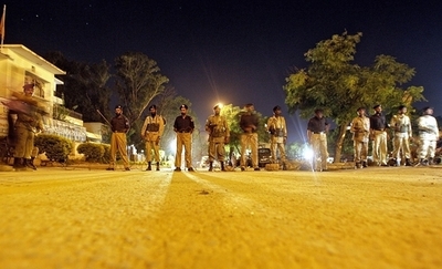 モスク立てこもり事件、治安部隊が攻撃開始