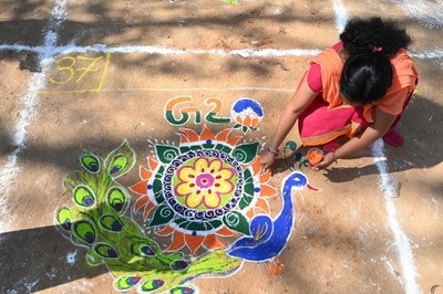 ヒンズー教芸術「ランゴーリー」 カラフルな砂や粉で描く模様