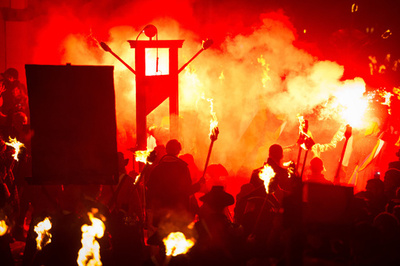 英南部で「ボンファイアー・ナイト」、たいまつ持ち数千人行進