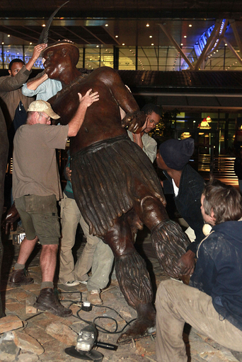 南ア新空港のズールー王の像、｢少年みたい｣と苦情受け撤去
