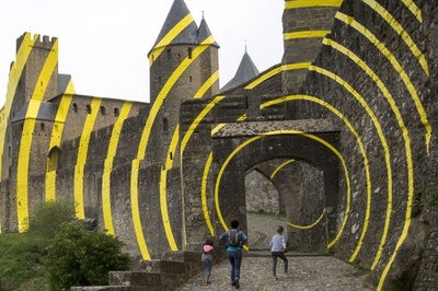 中世の城塞都市に壁アート、世界遺産登録20周年で フランス