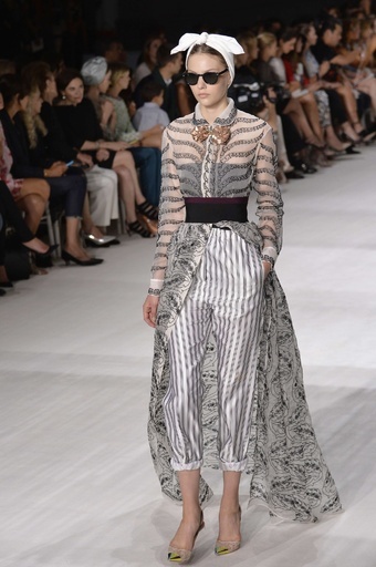 起き抜けのラフなスタイルをモードに昇華、「ジャンバティスタ・ヴァリ」14/15年秋冬オートクチュール