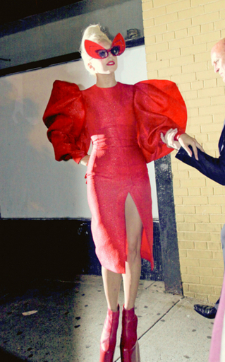 「ミュグレー」パリコレ会場でガガのショートフィルムお披露目