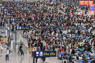 中国秋の8連休の初日 全国鉄道旅客輸送量2300万人に