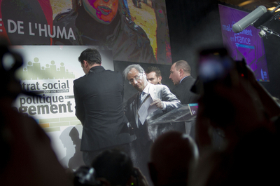 仏大統領最有力候補に小麦粉直撃、女性が投げる