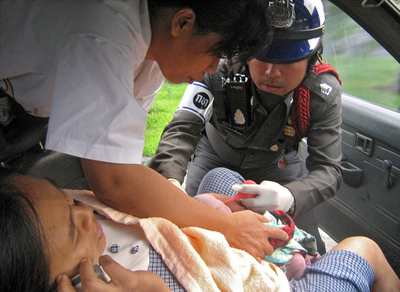タイの交通警察官、助産に奮闘