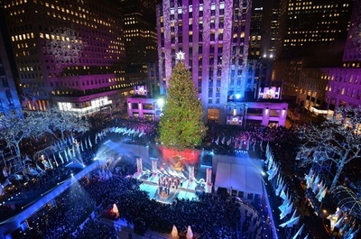 NYのロックフェラーセンターでクリスマスツリー点灯