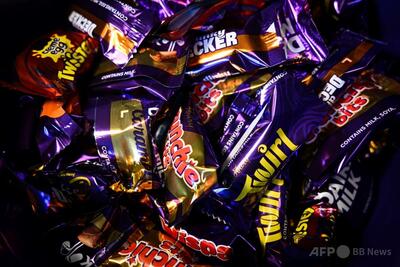 英キャドバリー、王室御用達認定失う