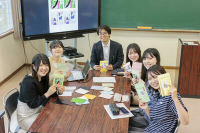 【フェリス女学院大学】井内ゼミ生が「源氏物語」をテーマに宮代製茶パッケージをデザイン