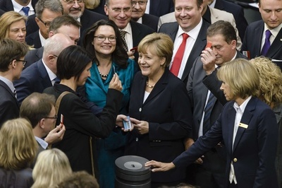 ドイツ初の最低賃金制導入、来年から時給1200円