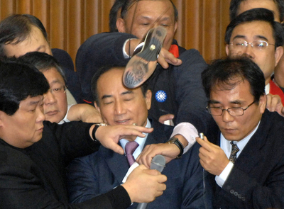 「選挙関連法案」をめぐり大荒れの議会 - 台湾