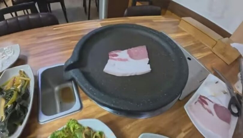 鬱陵島のあるレストランで販売されているサムギョプサル。脂身の量が多いと批判された=旅行ユーチューバー「クジュン」より(c)MONEYTODAY