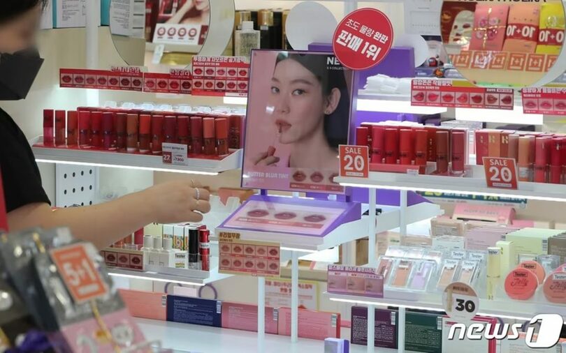 ソウル市内の大型マートの化粧品売り場(c)news1