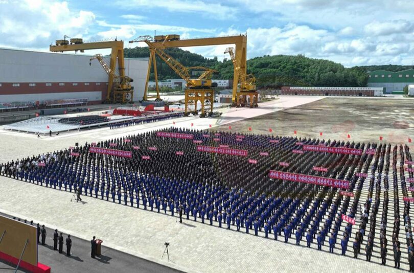 駆逐艦の建造を進めるための決起集会＝2025年7月22日付労働新聞(c)KOREA WAVE