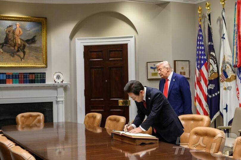 2025年8月25日（現地時間）、トランプ米大統領との首脳会談に先立ち、ホワイトハウスのルーズベルトルームで芳名録に署名するイ・ジェミョン（李在明）大統領＝ホワイトハウス提供(c)news1