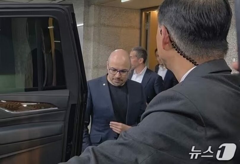 ク・グァンモLGグループ会長との昼食会を終えて移動するハサビス氏(c)news1