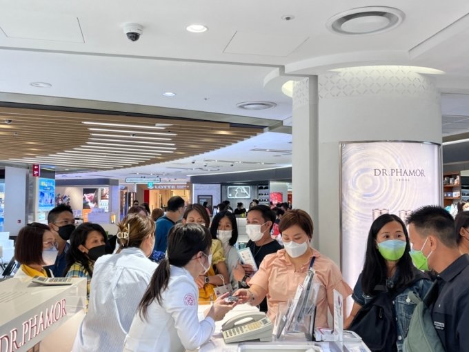 7日午前11時ごろ、ロッテ免税店明洞本店でマレーシア団体観光客150人余りがショッピングを楽しんでいる(c)MONEYTODAY