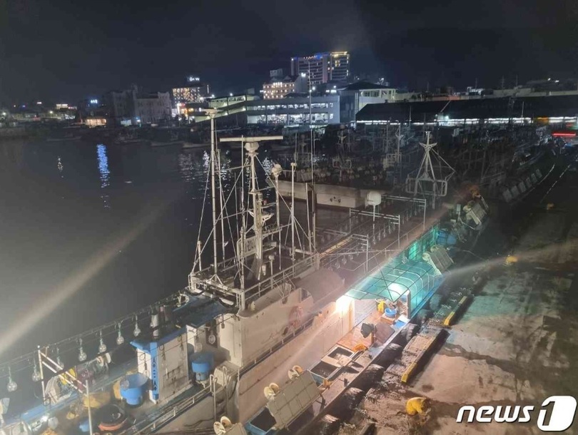 1日午後、江陵の港に船舶が避難している(c)news1