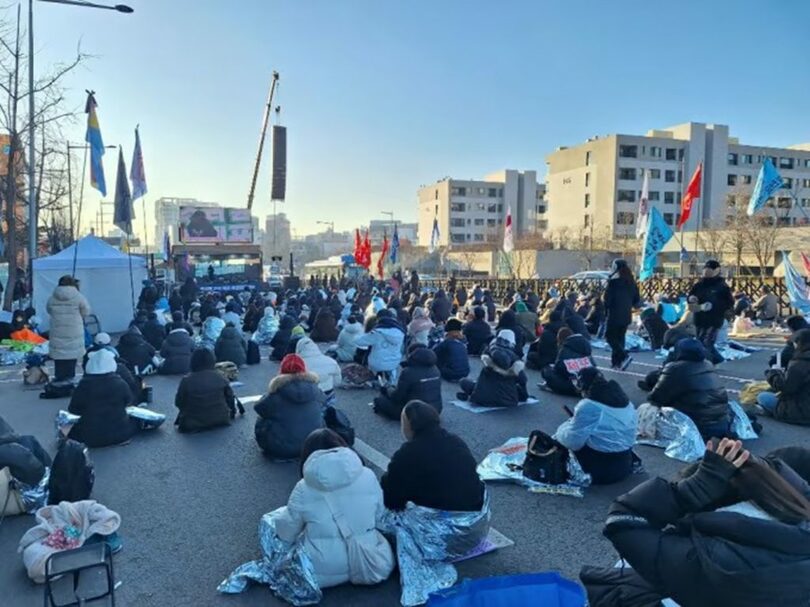 非常戒厳宣布から1カ月後、ソウル市竜山区漢南洞の集会に集まった2030女性たち(c)MONEYTODAY