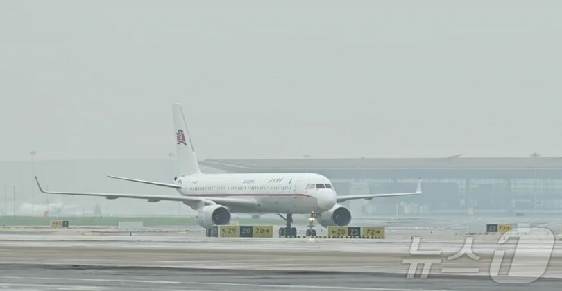 パク・テソン（朴泰成）首相が搭乗した高麗航空機が北京首都国際空港に着陸する様子＝2026年7月10日(c)xinhua/news1
