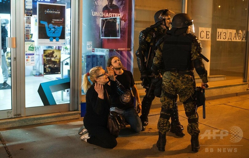 デモ隊が大統領府に放火 マケドニア、盗聴疑惑で抗議激化