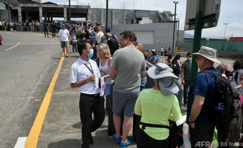 貨物機が緊急着陸、真っ二つに 中米コスタリカ