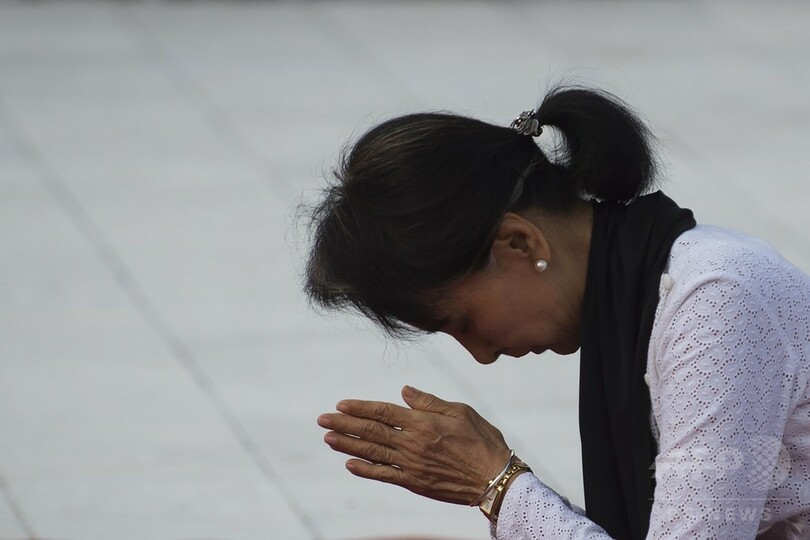 スー・チー氏、亡父の霊廟を参拝、軍司令官と異例の合同参拝