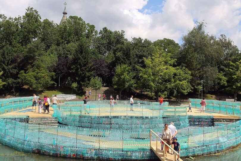 ペットボトル15万7000本！橋でごみ問題啓発 ルーマニア