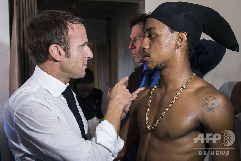 マクロン仏大統領、中指立てた青年との記念写真への批判を一蹴