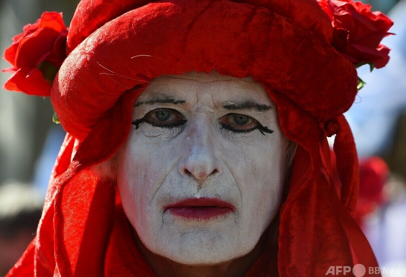 英で化石燃料反対デモ プーチン氏に扮した活動家も