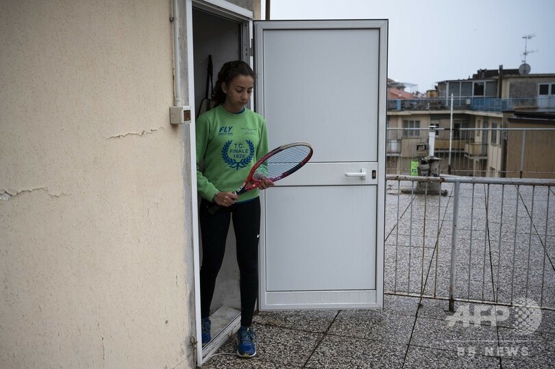 一段上の「家でテニス」、伊少女の屋上ラリーが話題