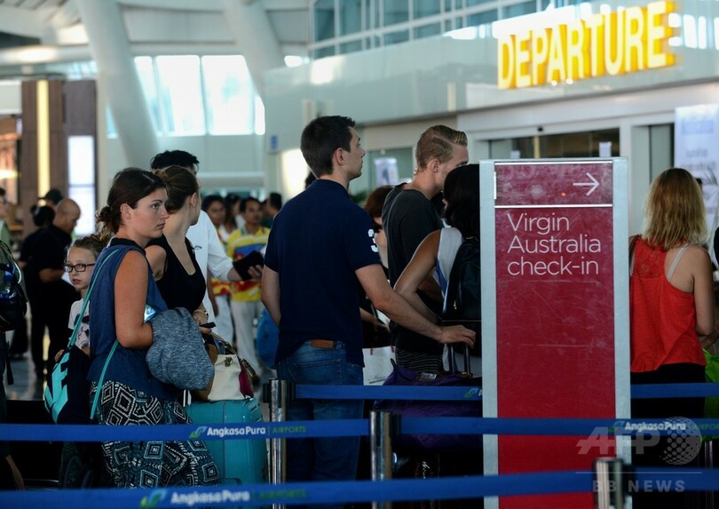 バリ空港、火山灰で再び閉鎖 観光シーズン真っ最中 インドネシア
