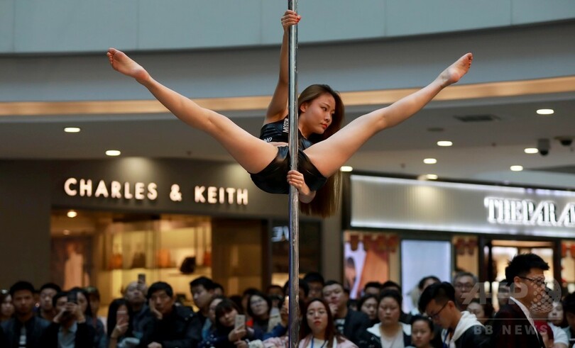 ショッピングモールでポールダンス大会、中国・瀋陽