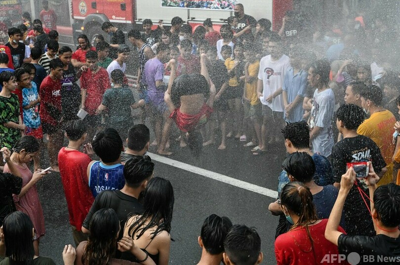 大人も子どももずぶぬれに、聖ヨハネ水かけ祭り フィリピン
