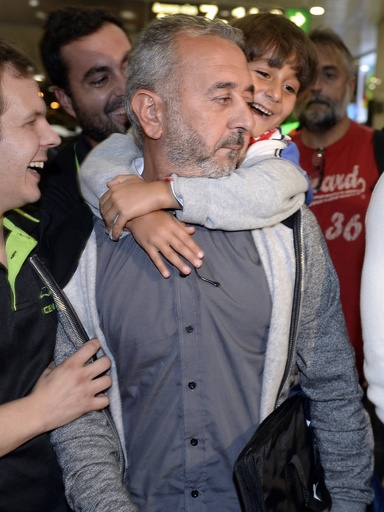 転ばされたシリア難民男性 スペインでサッカー指導の職得る 写真9枚 国際ニュース Afpbb News