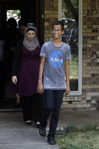 米イスラム教徒少年 自作時計で拘束され波紋 大統領から招待も 写真4枚 国際ニュース Afpbb News