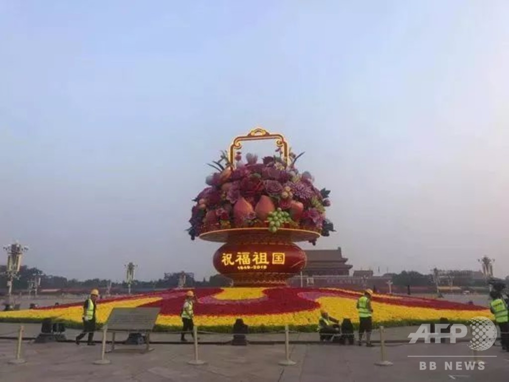 天安門広場の花かごの飾りつけが開始 国慶節へ向けて 天安門広場の花かごの飾りつけが開始 国慶節へ向けて