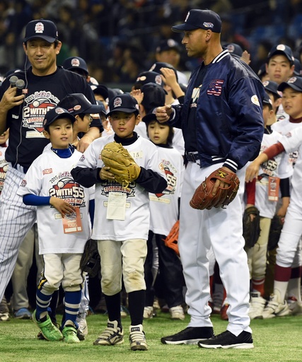 松井氏とジーター氏、東京ドームで野球教室 写真7枚 国際ニュース