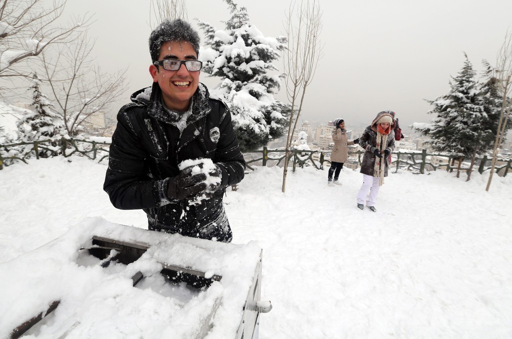 イラン北部に過去半世紀で最強の暴風雪、住民孤立