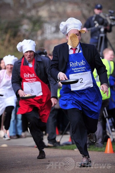 英議会恒例の「パンケーキレース」、ロンドン