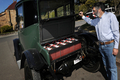 オーストラリア・シドニー（Sydney）で5日、1915年製の電気自動車「デトロイト（Detroit）」のバッテリーを確認するビンテージカー収集家のビル・ロイド（Bill Lloyd）さん（61）。元機械技師で弁理士のロイドさんいわく、「世界で最も有名なアンティーク電気自動車」だ。

「デトロイト」は1906年～1940年に米デトロイト（Detroit）のアンダーソン電気自動車会社（Anderson Electric Car Company）が製造していた電気自動車で、ロイドさんによれば4万台を売り上げたが、現在でも走行可能な車体は豪国内にわずか4台だけ。鉛酸電池で駆動し、満充電でおよそ80キロメートル走行可能で、最高時速は約40キロという（2012年9月5日撮影）。(c)AFP/ROMEO GACAD