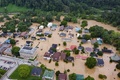 川の氾濫で水没した住宅地。米ケンタッキー州ジャクソンで（2022年7月28日撮影）。(c)LEANDRO LOZADA / AFP