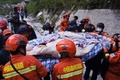 中国・四川省の甘孜チベット族自治州瀘定県で負傷者を搬送する救助隊員ら（2022年9月5日撮影）。(c)AFP