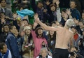チャリティーマッチの後、Tシャツを観客席に投げ込むジョン・マッケンロー（John McEnroe）氏（2013年11月17日撮影）。(c)AFP/Toru YAMANAKA