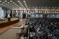 アフガニスタン首都カブールで開かれたロヤ・ジルガ（国民大会議）で、高等教育方針について演説するタリバンの高等教育相代行、アブドゥル・バキ・ハッカニ氏（左、2021年8月29日撮影）。(c) Aamir QURESHI / AFP